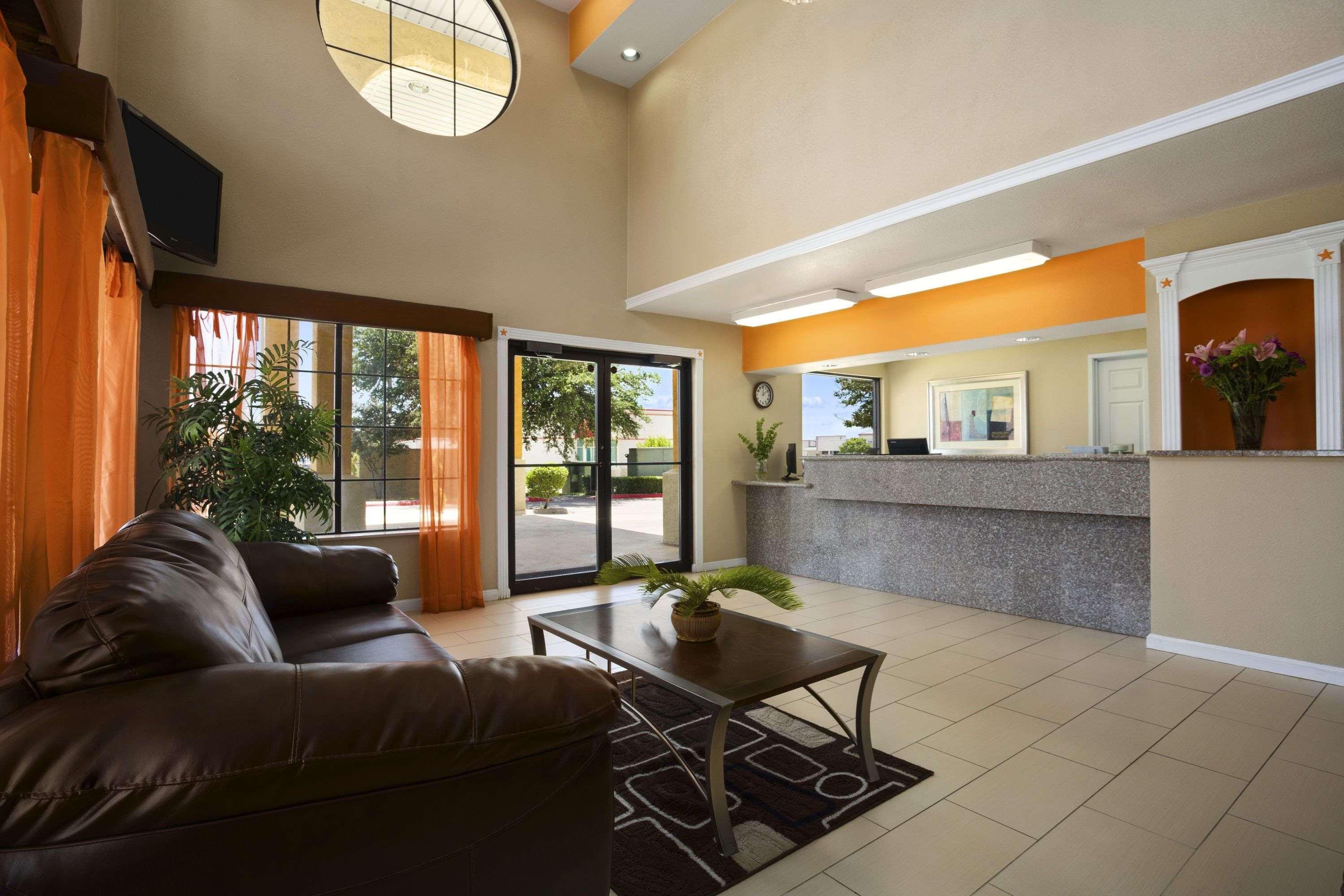 Super 8 By Wyndham Grand Prairie Southwest Exterior foto