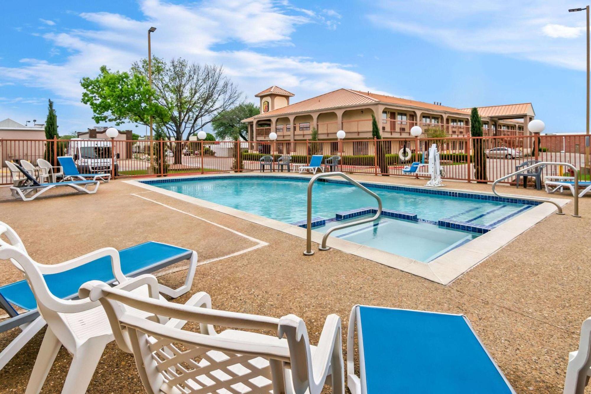 Super 8 By Wyndham Grand Prairie Southwest Exterior foto