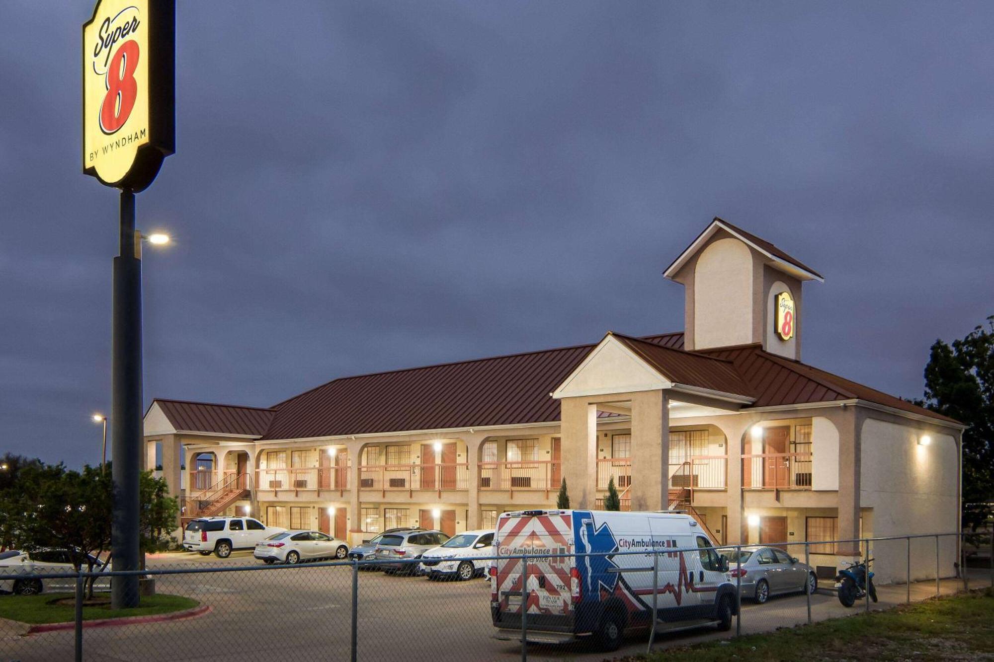 Super 8 By Wyndham Grand Prairie Southwest Exterior foto