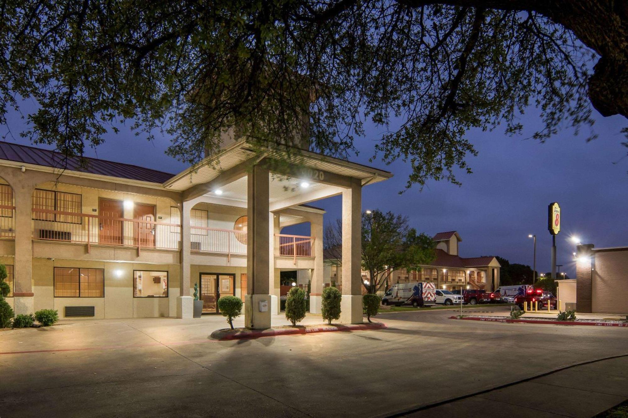 Super 8 By Wyndham Grand Prairie Southwest Exterior foto