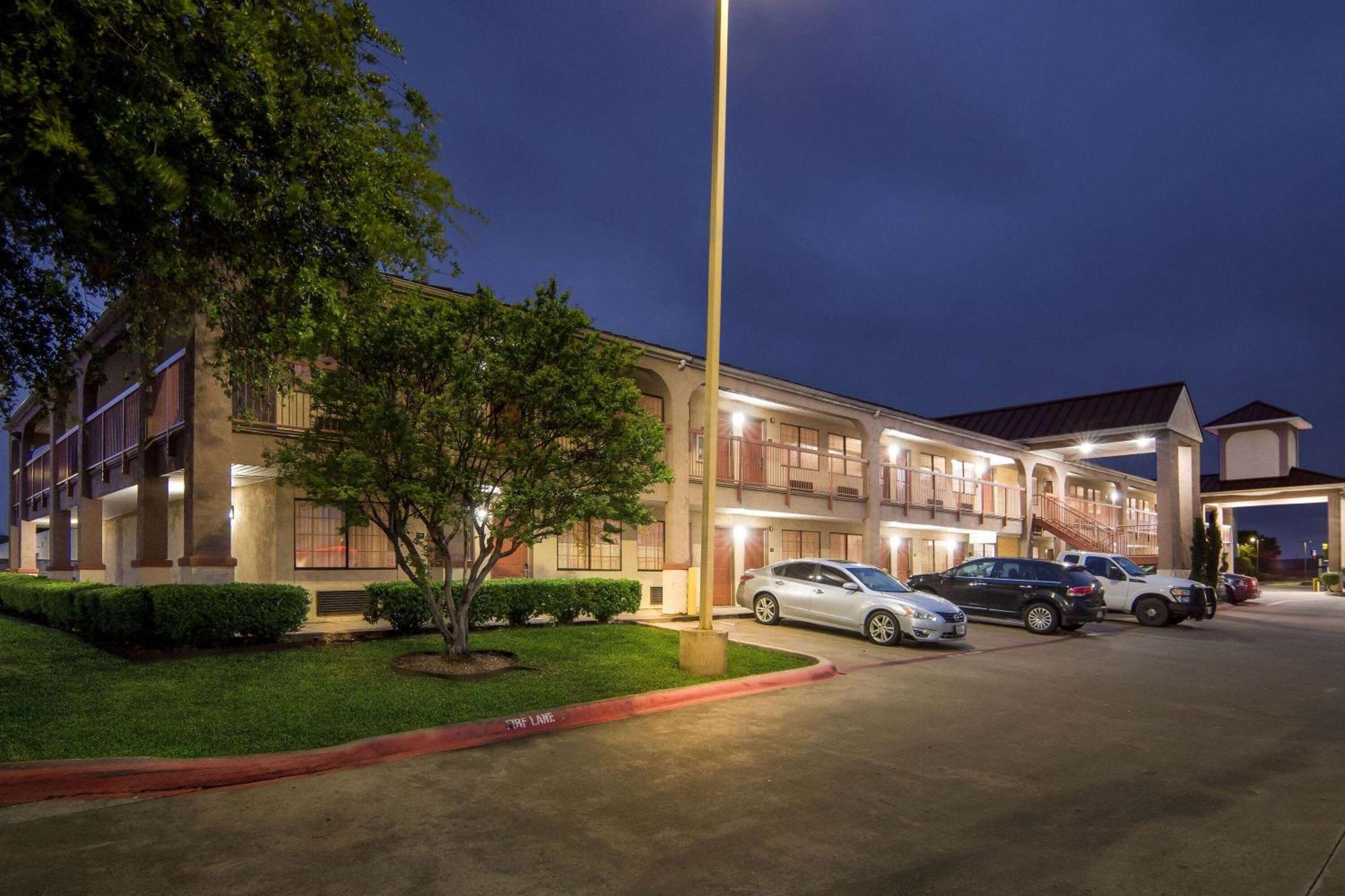 Super 8 By Wyndham Grand Prairie Southwest Exterior foto