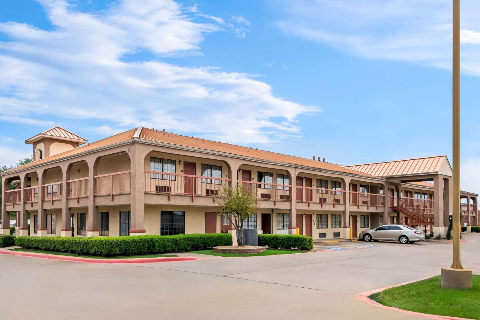 Super 8 By Wyndham Grand Prairie Southwest Exterior foto